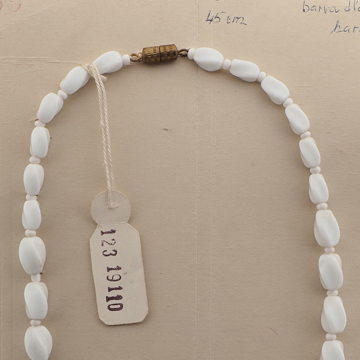 PONO Made in Italy White Marble newest Lucite Bead Necklace Vintage